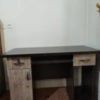 یک میز تحریر در حد نو