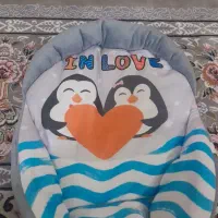 گهواره. لباس بچه نو.آغوشی