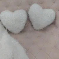 شال مبل و کوسن قلبی خز سفید|صنایع دستی و سایر لوازم تزئینی|رشت, رودبارتان|دیوار