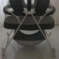 تخت کنار مادر