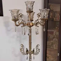 لوستر کنار سالنی ایستاده