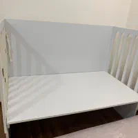 تخت نوزاد کنار مادر