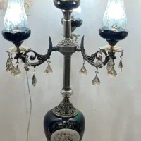 چراغ ایستاده کنار سالنی چهار شاخه