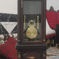 تخت خواب و ساعت ایستاده