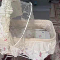 تخت خواب کودک کنار مادر