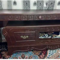 میز تلوزیون و ساعت دیواری