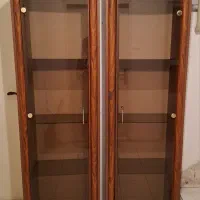 دو عدد بوفه ویترین شیشه ای سبک و ساده با روشنایی
