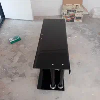 یک عدد میز شیشه ای تلوزیون