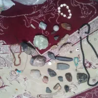 چند عدد سنگهای مختلف ویک تکه مرجان دریایی