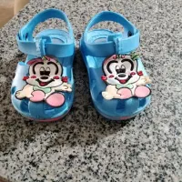 کفش و بازیچه پول ندارم از رو مجبوری میفروشم
