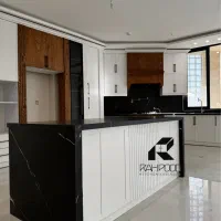 کابینت سفید مات با ترکیب روکش بلوط