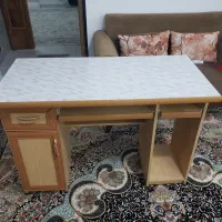 میز کامپیوتر تر و تمیز