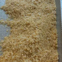 کارگر خانم ، بسته بندی و خردکن با دستگاه