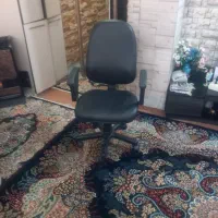 صندلی گردون چرم مشکی سالم