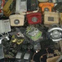 تلفن قدیمی و ساعت