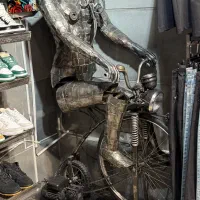 مجسمه آهنی ارت