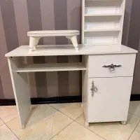 میز ناخن سفید با کشو و کمد، کاملاً نو و تمیز