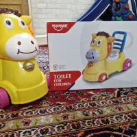 تعدادی اسباب بازی کودک و صندلی کودک