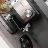 دستگاه قهوه ساز و هدفون