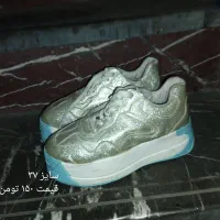 تعدادی کتونی و بوت