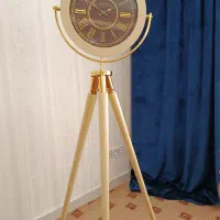 ساعته ایستاده سه پایه