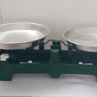 ترازوی دو کفه ای قدیمی چدنی