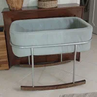 تخت کنار مادر