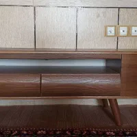 میزتلوزیون واستندقاشق وچنگال