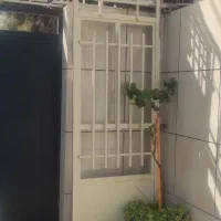 درب آهنی حفاظ دار سالم  وروشنایی