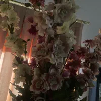 گلدان با گلهای زیبا