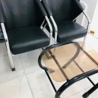 صندلی انتظار به‌ همراه میز