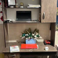 میز کامپیوتر و کتابخانه