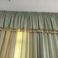 پرده تمیز و سالم سبز درباری همراه با یالان پرده