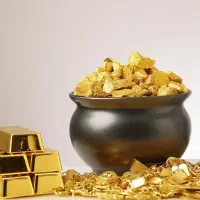 فروشنده خانم در طلافروشی