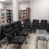 مسئول نمایشگاه کتاب در مدرسه