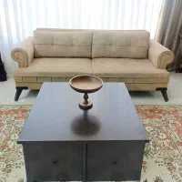 مبل‌راحتی ومیز جلو مبلی و آینه شمعدون