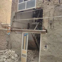 در خانه آهنی سالم.پنجره خرپشته.در انباری