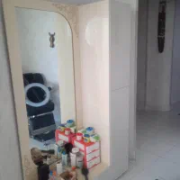 اینه آرایشی و همراه با کلی قفسه