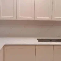 استخدام آقا برای کار در فراوری سنگهای روی کابینت