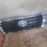 جلو پنجره ای لانکروزر