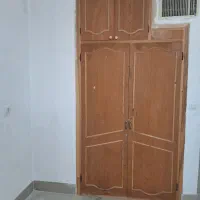 یکدعدد کمد دیواری تمیز مرتب
