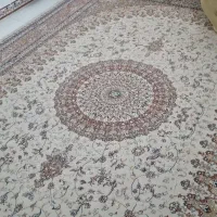 تعدادی فرش ماشینی وکناره