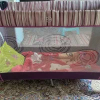 تخت کنار مادر گهواره