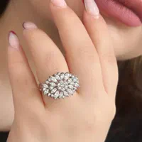 انگشتر نقره جواهری ساخته شده از طلا