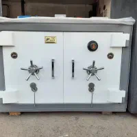 گاوصندوق زیر ویترین در منطقه در تمام سایز