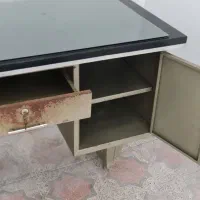 میز فلزی اداری دارای یک کشو و یک کمد ۲ طبقه سالم