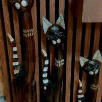 میزباروگربه های چوبی