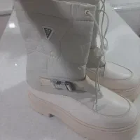 پوتین دخترانه ی بلند نوشته کلاس دو بار پوشیده شده