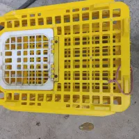 یک عدد سبد حمل مرغ و یک بشکه فلزی