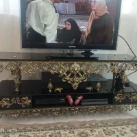 میز تلویزیون برنجی شیک  و کنار سالنی میوه خوری